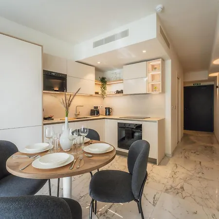 Official Mercury With Rooftop Pool Access *