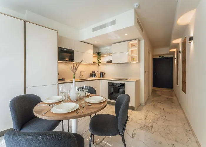 Official Mercury With Rooftop Pool Access *